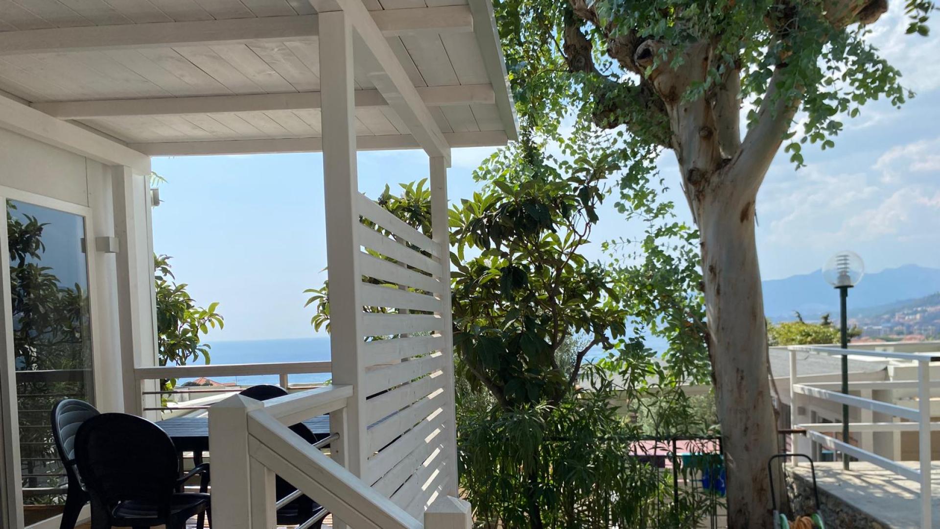 Terrace with sea view, sun, relaxation amidst nature and tranquility.